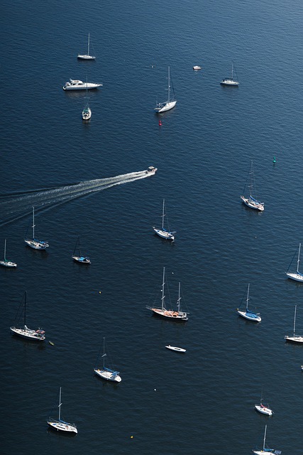 mesa de trabajo con documentos de presupuesto, calculadora y portátil en oficina